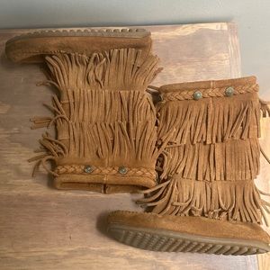 Girls Minnetonka tan fringe boots size 1